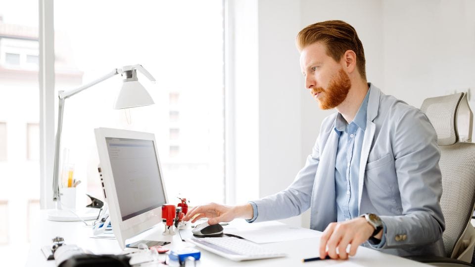 Berufstätige Person bei der beruflichen Bewerbung