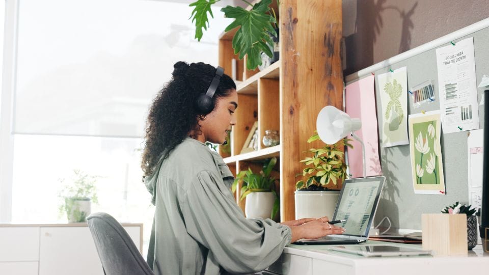 Quereinsteiger im modernen Büro bei der Karriereplanung